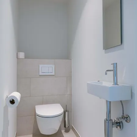 Huswell - New Overlooking The Yacht Harbor With Parking *